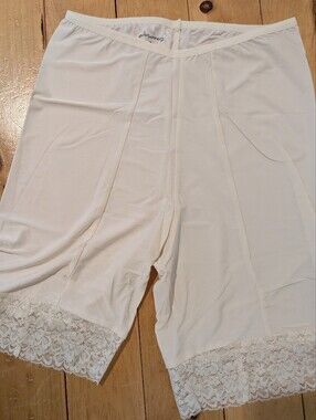 NEW Undersummers 7" Shortlette Size S